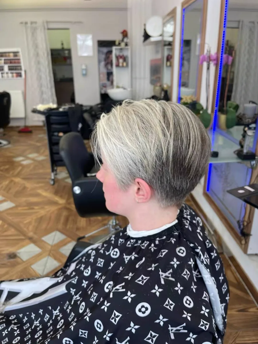 Damen Silver Look mit frischer Farbe
