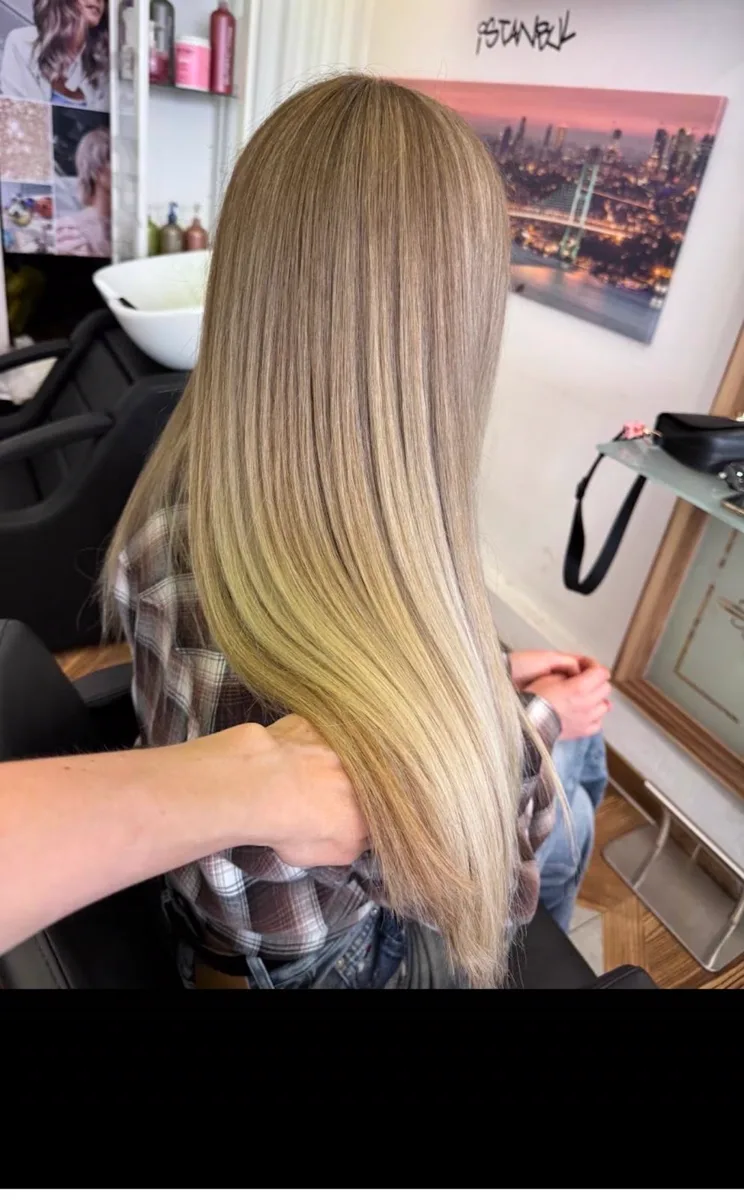 Helles Blond Ergebnis nach professioneller Coloration