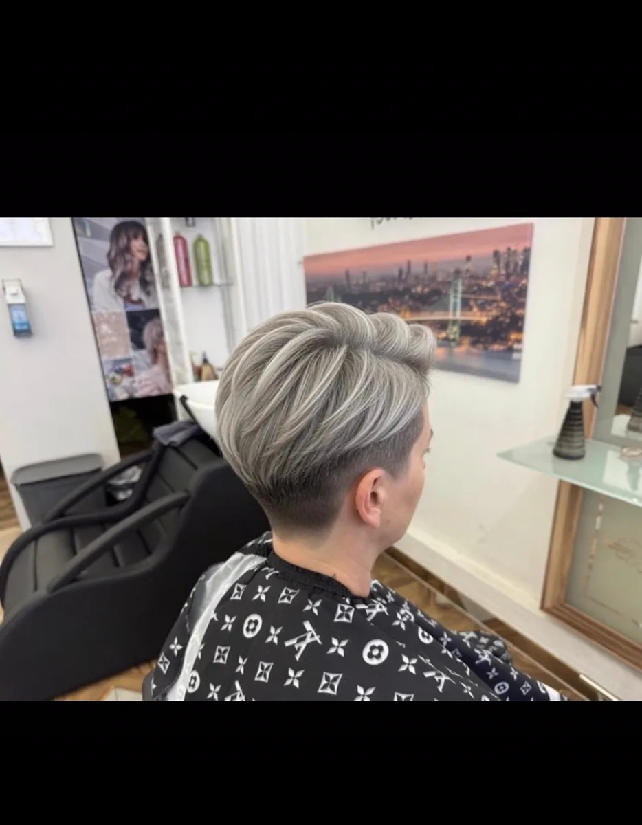 Damen Blondierung mit gepflegtem Finish