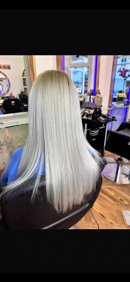 Damenfrisur mit langem gepflegtem Haar