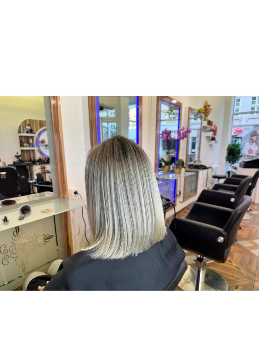 Damenstyling mit gepflegtem Haarbild
