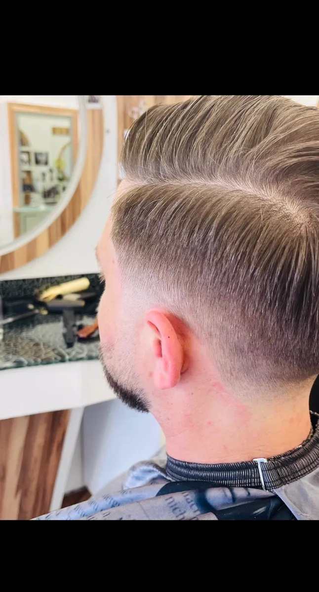 Moderner Herrenhaarschnitt im Salon