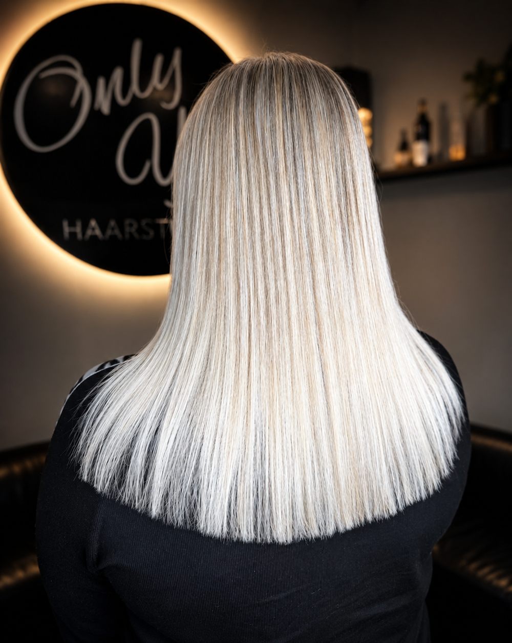 Nachher: Strahlend platinblonde, glatte Haare